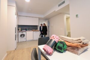 La alcaldesa de València, María José Catalá, visita las viviendas que se están acondicionado para los vecinos afectados por el incendio de Campanar.